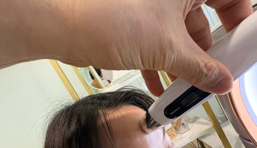 피부 수분 상태를 측정하는 모습